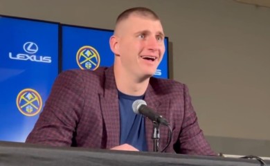 Opet Nikola Jokić: Novinarka pala sa stolice, pa "pao" i on ali od smijeha (VIDEO)