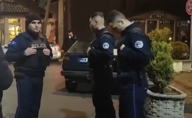 Napeto na KiM, Kurtijeva policija poručuje: "Ostajemo"