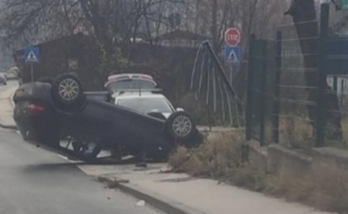 Ulje prosuto po cesti: Vozač se automobilom prevrnuo na krov