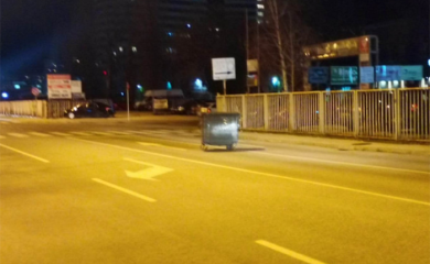 Vjetar oduvao kontejner na ulicu