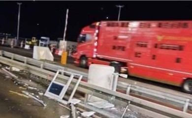 Kamiondžija zaspao za volanom pa udario u kućicu za naplatu putarine