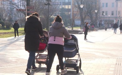 Pronađena beba ostavljena u kolicima na ulici, smještana u hraniteljsku porodicu