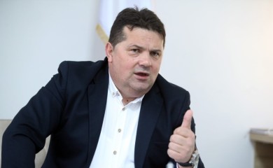 Stevandić o paljenju zastave u Zenici: Pozivam sve Srbe da nikada ne uzvrate sličnom mjerom