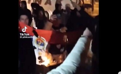 Na Dan Republike ZAPALJENA ZASTAVA SRPSKE: U Zenici uzvikali "Alahu ekber" i "Tekbir"