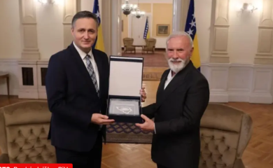Bećirović dodijelio nepostojeće priznanje Dini Merlinu