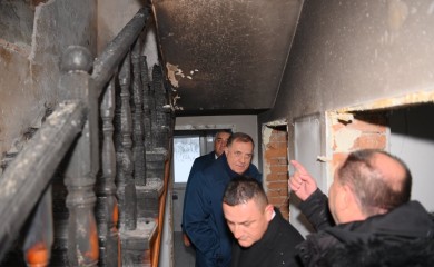 Dodik obećao 100 hiljada maraka pomoći za porodicu kojoj je izgorjela kuća u požaru