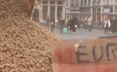 Poljoprivrednici istresli tone krompira u centru Brisela (VIDEO)