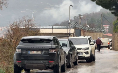 Opsadno stanje u Kotoru: Policija pretresa objekte "kavačkog" klana (VIDEO)