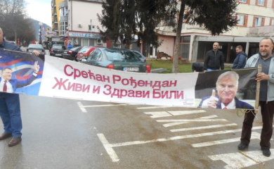 Aktivisti postavili baner sa čestitkom Dodiku i Mladiću: “Srećan rođendan, živi i zdravi bili”
