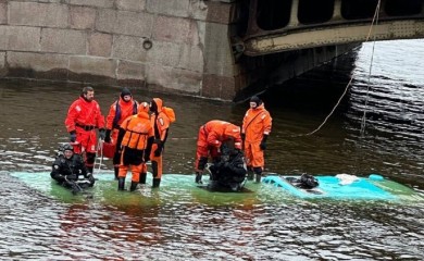 Šire se stravični snimci: Autobus sa putnicima lelujao po putu pa sletio u rijeku VIDEO