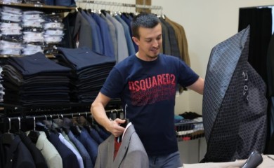 Trgovac iz Banjaluke maturantima GODINAMA POKLANJA ODIJELA i pomaže UGROŽENIM PORODICAMA