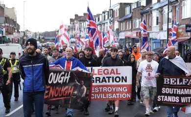 Nasilni antiimigrantski protesti u Belfastu, paljene kuće i automobili