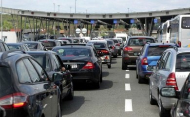 Satima čekali na granici pa zaigrali užičko kolo (VIDEO)