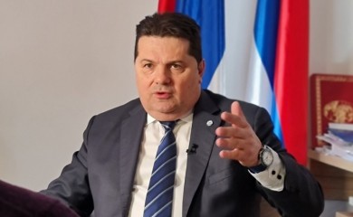 Stevandić tvrdi: Porodice poslanika ubijenih u ratu saglasne sa postavljanjem bisti