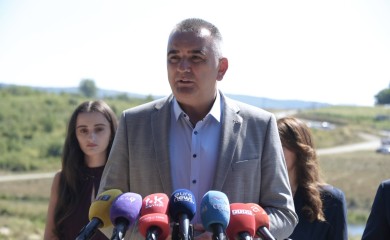 Minić uručio rješenja o podršci za nabavku traktora "Belarus"