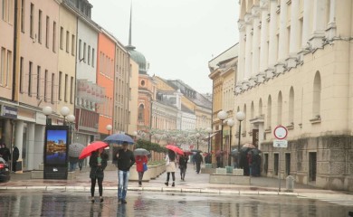 Tokom dana prolazno naoblačenje uz povremenu kišu i pljuskove