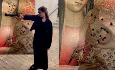 Političarka porijeklom iz BiH, koja je izrešetala fotografiju Bogorodice, podnijela ostavku