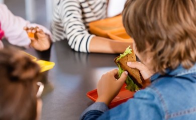 Krivična prijava za laž na mrežama: Tvrdila da se razlikuje užina za bogatu i siromašnu djecu