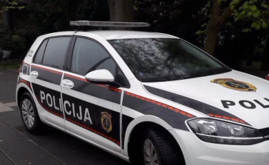 U Sarajevu zapaljen “BMW”, požar ugasili vatrogasci