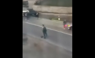 Novi snimak užasa iz Kladuše: Suvozač sjeo za volan i počeo da gazi ljude (VIDEO)