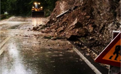 Vozači oprez: Povećana opasnost od odrona, kolovozi mokri i klizavi