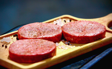 U Britaniji jedu hranu za životinje, hranu podgrijavaju pomoću svijeća