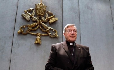 Preminuo kontroverzni kardinal Džordž Pel