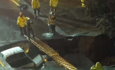 Vatrogasci izvlačili ljude iz rupe koja se otvorila na autoputu u Kaliforniji