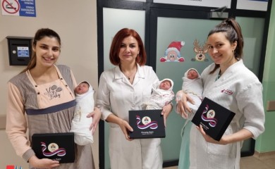 Rođene u Bolnici “Srbija: Majke tri bebe zahvalne na darovanim zlatnicima