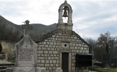 Oskrnavljeno groblje u rodnom selu Svetog Vasilija Ostroškog