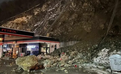 Dramatične scene u Zvorniku: Kamenje se obrušilo na benzinsku pumpu