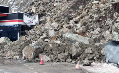 Vozači i prolaznici oprezno: Nastavljeno obrušavanje kamena kod benzinske pumpe u Zvorniku