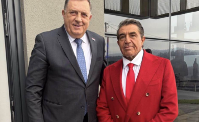 Modni "stejtment" Paola Zampolija: Šta nam je poručio crvenim odijelom