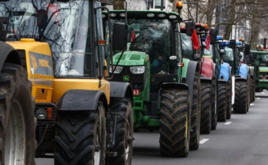 Uprkos zabrani, kolona traktora krenula prema Hagu (VIDEO)