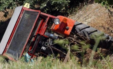 Traktor sa prikolicom upao u kanal, poginulo deset osoba