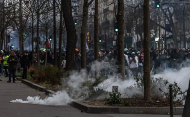 Haos na ulicama Pariza: Blokirani putevi, sukobi demonstranata i policije (VIDEO)