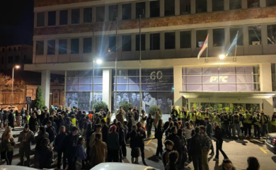 Studenti opkolili zgradu RTS i najavili da ostaju 22 sata: Javni servis blokiran cijele noći