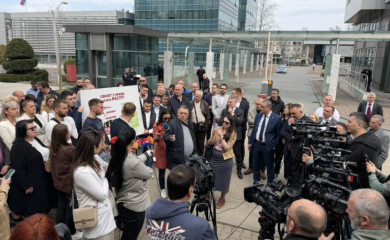 Rasprava Stanivukovića i Minića ispred Vlade: Gradonačelnik organizovao pres, premijer se pridružio