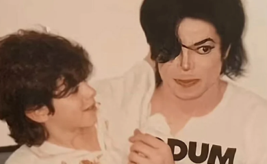 Michael Jackson posthumno optužen za silovanje djece: Objavljene dosad neviđene fotografije s dječakom