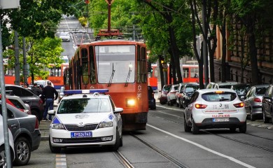 Automobil udario u banderu u Beogradu, jedna osoba teško povrijeđena