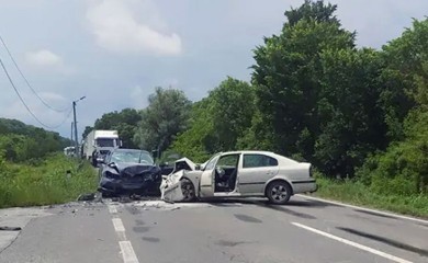 Bijeljina: Vozila uništena u žestokom sudaru, saobraćaj obustavljen
