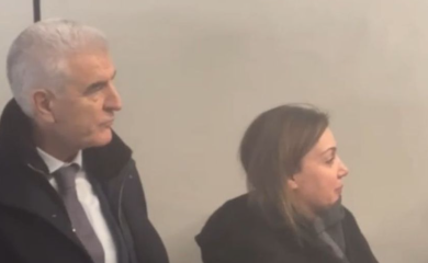 ‘Mrzim te’, ‘Sine, j… se’: Pročitane poruke dječaka ubice i njegove majke