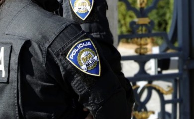 Djeca se igrala na igralištu: Bacio zolju u kontejner kraj osnovne škole
