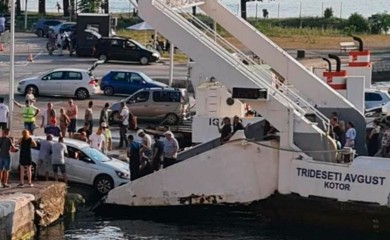 Incident u Crnoj Gori: Vozač pokušao da se ukrca na trajekt u pokretu