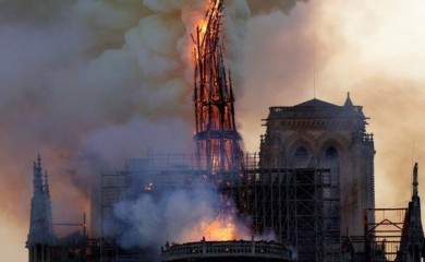 Gori čuvena katedrala u Francuskoj (VIDEO)