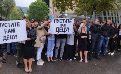 Protest porodica uhapšenih srpskih mladića ispred policijske stanice u KiM
