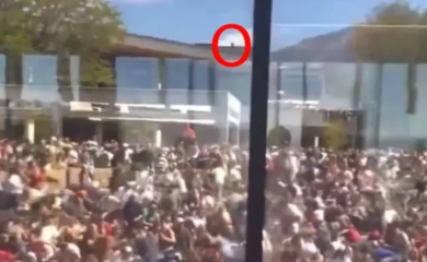 Čovjek u crnom leži na krovu, a onda je ODJEKNUO PUCANJ: Uslijedio totalno haos, jedna stvar nikome nije promakla (VIDEO)