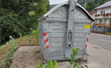 BANJA LUKA: Apel za odlaganje otpada u kontejnere, uništene tek zasađene sadnice