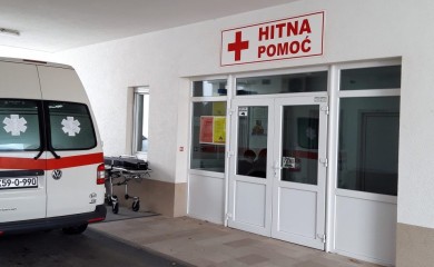 Ranjen mladić u Novom Sadu, policija na terenu