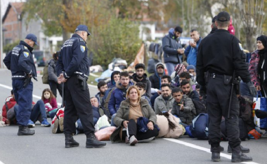 Određivanje pritvora policajcima zbog pljačke migranata